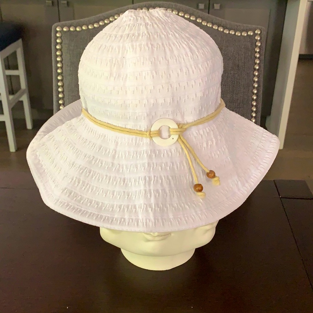 White summer hat with wire rim🟢